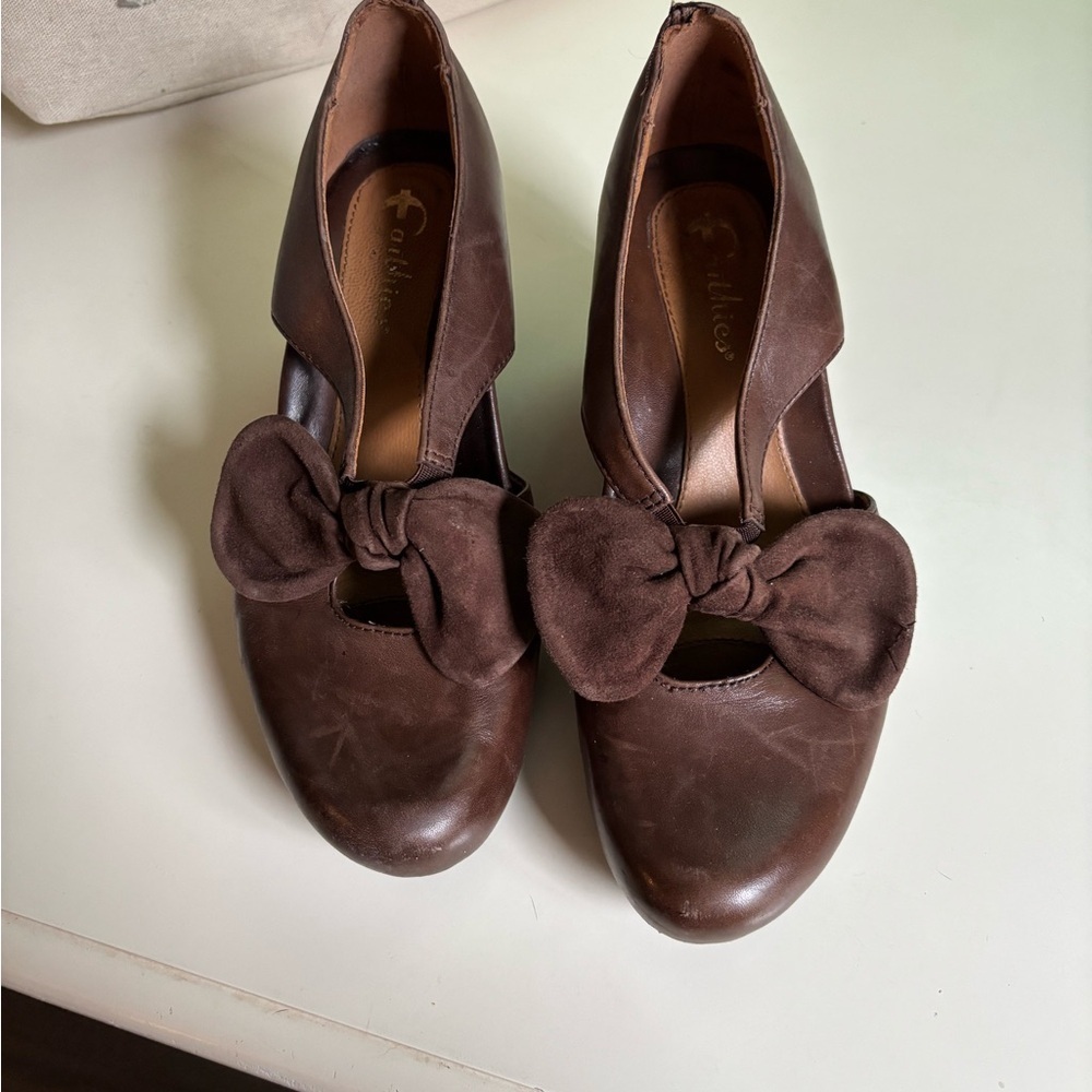 Earthies Brown Leather Bow wedges size 7